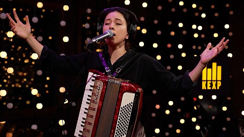 「ブラック・カントリー・ニュー・ロード、『Live on KEXP』で最新ALより4曲披露」1枚目/1