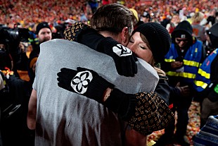 「テイラー・スウィフト、マスター音源を取り戻した瞬間にトラヴィス・ケルシーの腕の中で崩れ落ちたと明かす「ただただ号泣していた」」