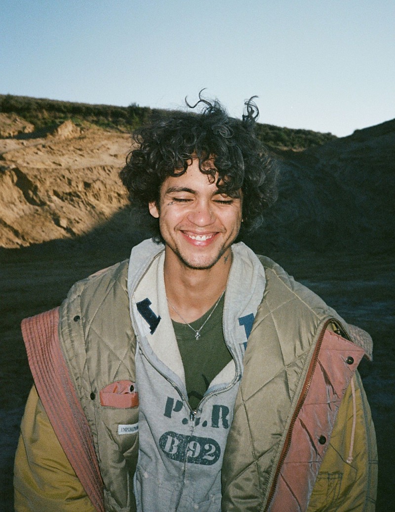 ドミニク・ファイク、息子の名前を冠した新作『ロケット』リリースへ　一緒にステージに立つMVも公開