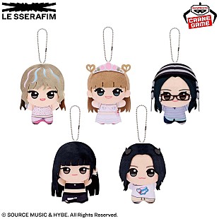 「LE SSERAFIMの限定プライズが登場、「CRAZY」衣装の“ちびぐるみ”＆“アクリルバッジ”」