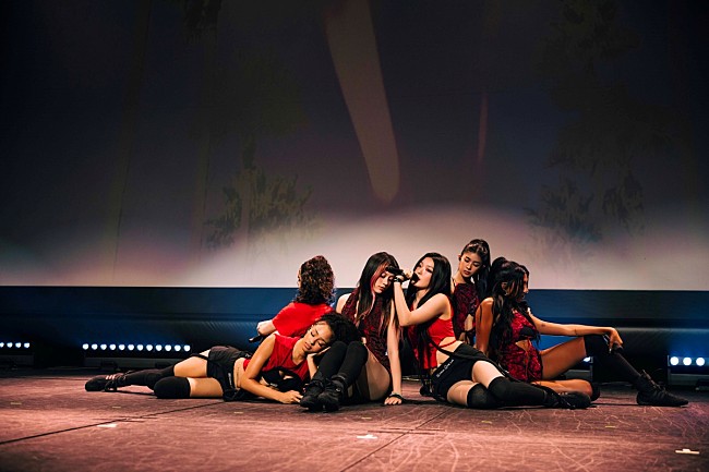 「KATSEYE、ソールドアウトの会場を魅了した日本初ショーケースのライブレポート到着」1枚目/4