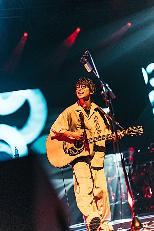 「川崎鷹也、全国ホールツアー【まだ夢の中】東京公演オフィシャルレポートが到着」