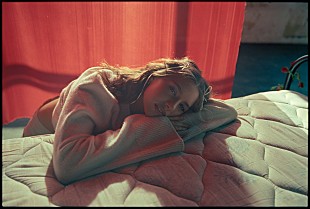 「ケンジー、ドリーミーなサマー・ソング「tan lines」公開」