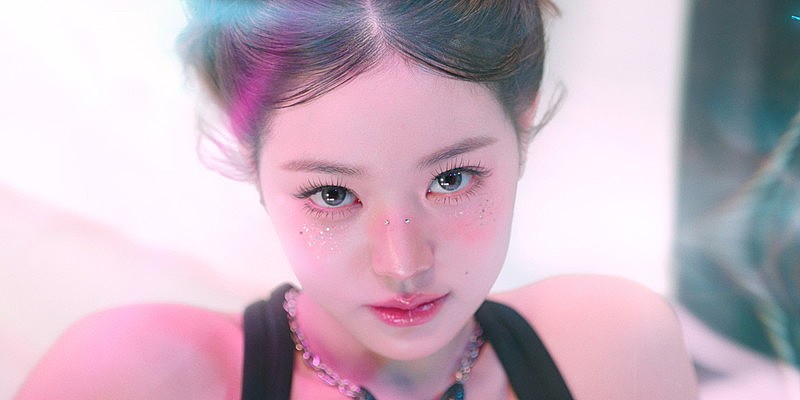 IVE、新曲「XOXZ」MVで“秘密の夢の世界”へ 