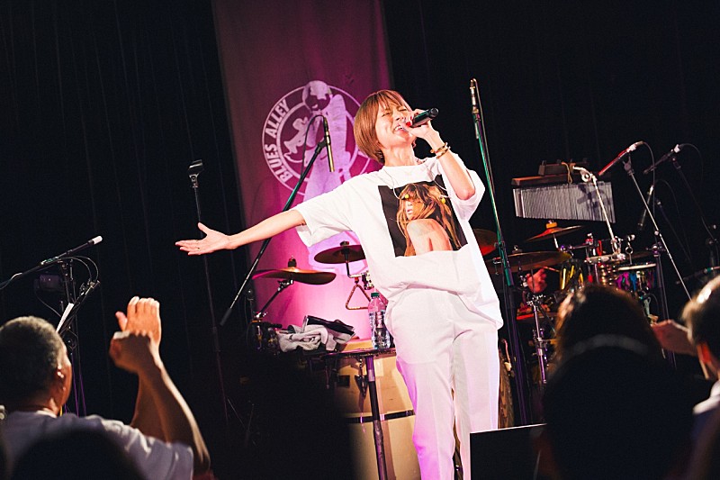 ＜ライブレポート＞hitomi、30周年をファンと分かち合った愛溢れるアニバーサリー・ライブ「ここからがまたスタートだと思っています」