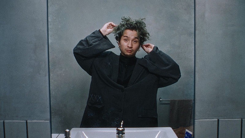 「常田大希が様々なヘアスタイルで登場、書き下ろし楽曲も披露するMAROの新CM」1枚目/11