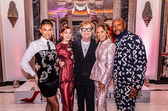 「エルトン・ジョン、音楽を手がけた『プラダを着た悪魔』ミュージカルのサントラ発売決定」1枚目/2