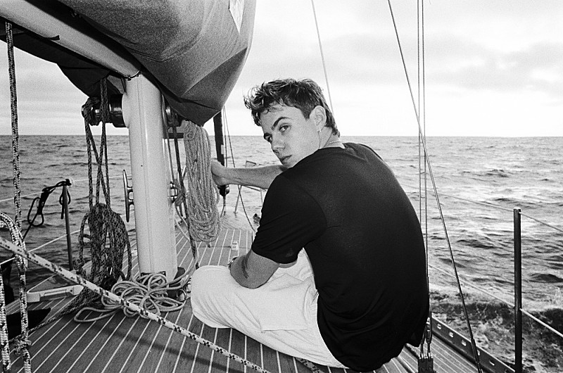 ザ・キッド・ラロイ、「SHE DON’T NEED TO KNOW」MVで恋愛の緊張感と刺激を描く 