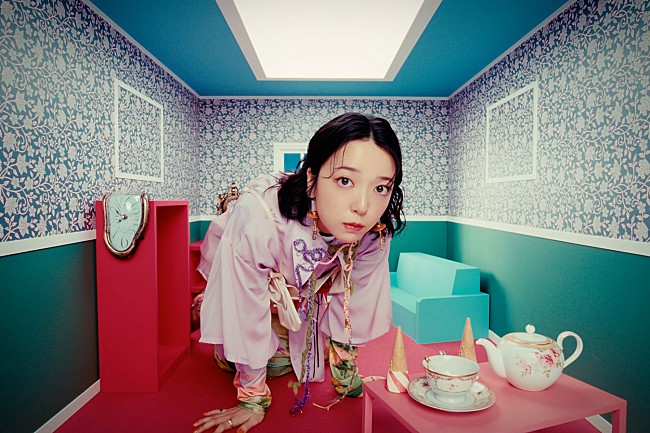 「絢香、上白石萌音出演のファンタジーな世界を描いた「Wonder!」MV公開」1枚目/6