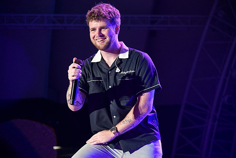 アレックス・ウォーレン、「Ordinary」が2025年の米ビルボード“Songs of the Summer”チャート首位に 