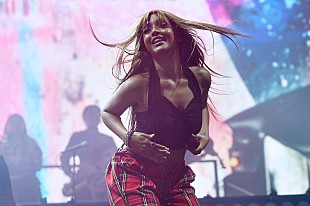 「ピンクパンサレス、米NPR『Tiny Desk Concert』でオートチューンなしの生歌披露」