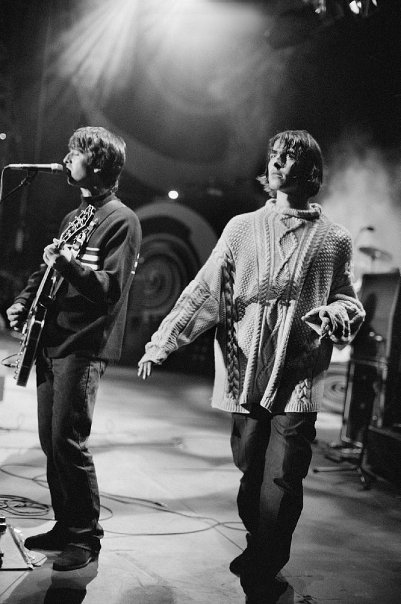 劇場に足を運ぶべし！圧倒的な臨場感と映像美でよみがえる『オアシス｜ネブワース1996』を試写室で見た（執筆：庄村聡泰）