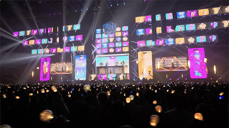 「『Ado Puts On Quite The "Show" With An Epic Arena Performance | Global Spin』」3枚目/5