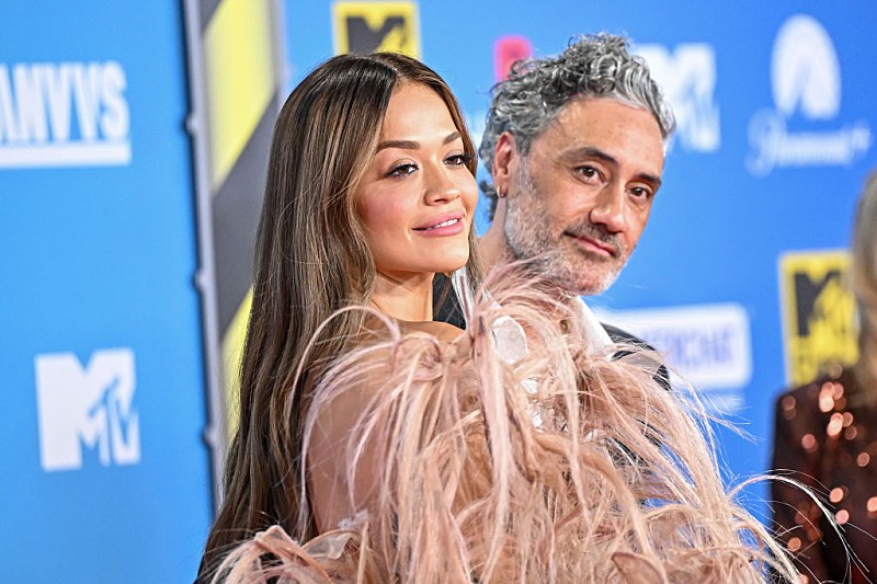 「タイカ・ワイティティ&リタ・オラ、大失敗に終わった【ファイア・フェスティバル】を題材にしたミュージカル企画中「刺激的で奇妙で大惨事になりかねない」」1枚目/1