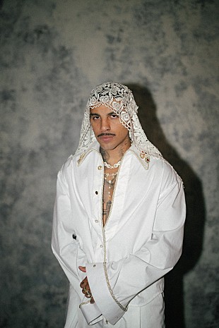 「ラウ・アレハンドロ、嵐と混沌の女神に着想を得た「GuabanSexxx」MV公開」