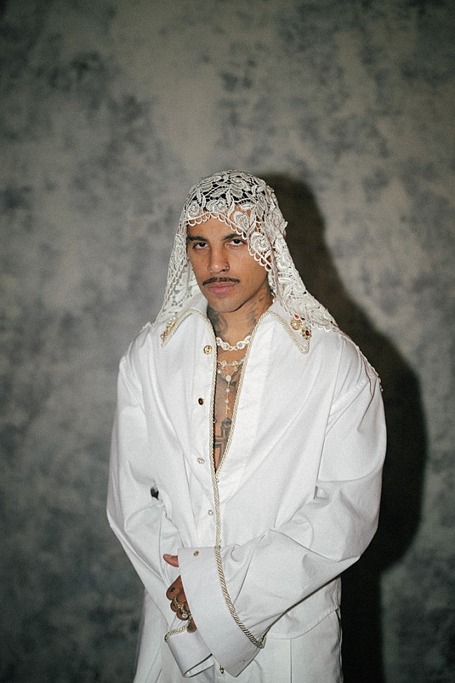 「ラウ・アレハンドロ、嵐と混沌の女神に着想を得た「GuabanSexxx」MV公開」1枚目/2