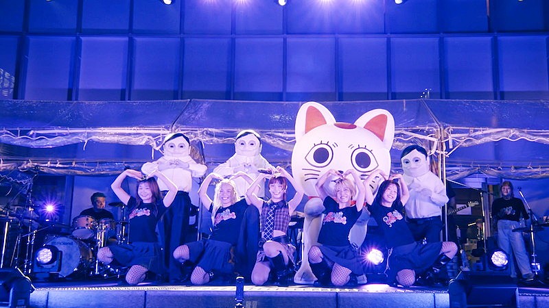 アイナ・ジ・エンド、歌舞伎町ゲリラフリーライブより「革命道中」映像公開