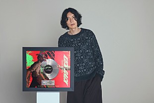 「米津玄師「KICK BACK」、日本語詞曲初の米レコード協会プラチナ認定達成」