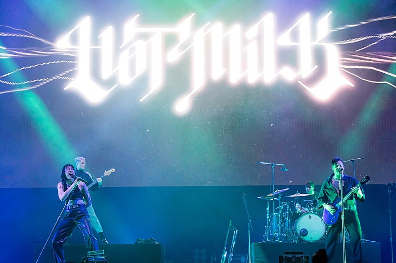 「【SUMMER SONIC 2025】ホット・ミルクが2度目の来日で進化したエモ・パワー・ポップを響かせる＜ライブレポート＞」1枚目/4