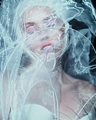 「マイリー・サイラス『サムシング・ビューティフル』DX版配信、L・バッキンガム＆M・フリートウッド／D・バーン参加」1枚目/2