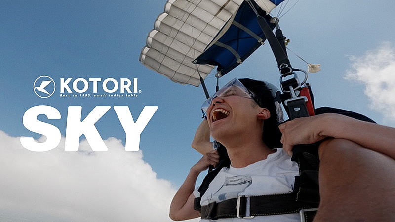 KOTORI、楽曲「SKY」MVにツアーオフショット＆空からの決死のダイブ 