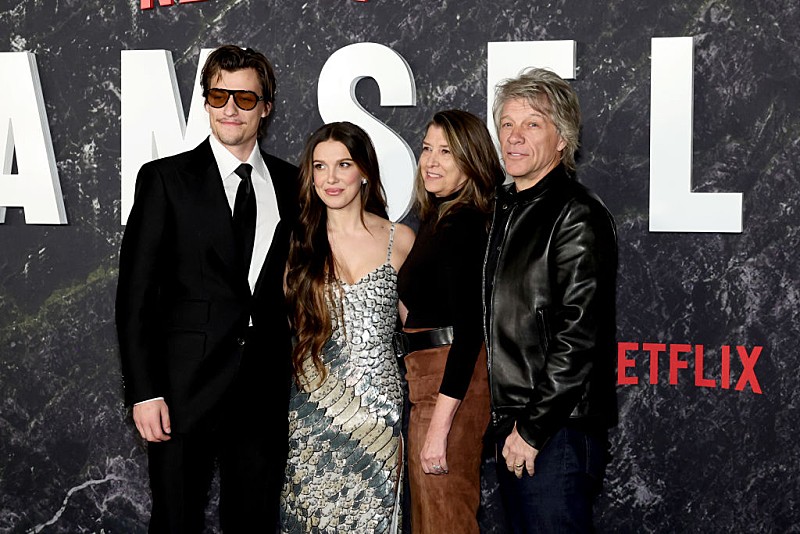 「ジョン・ボン・ジョヴィ、息子ジェイクとミリー・ボビー・ブラウンが養子を迎えて以来“めんどくさいやつ”になったと語る」1枚目/1