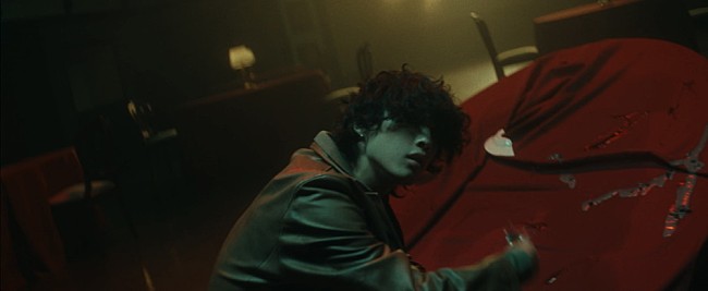 「OSHIKIKEIGO、ファン待望の人気曲「ユダ」MV公開　日常がカオスへと変貌」1枚目/3