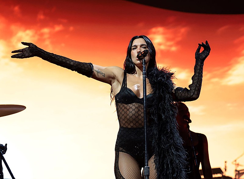 デュア・リパ、マイアミ公演でアリアナ・グランデのカバー披露