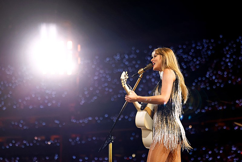 テイラー・スウィフト、ニューAL『ザ・ライフ・オブ・ア・ショーガール』プロモ動画をユーモラスに監督