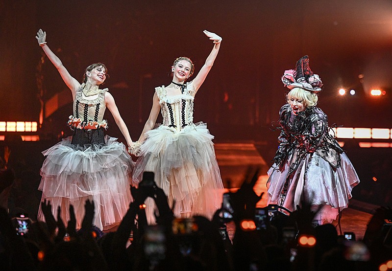 レディー・ガガ、「The Dead Dance」を『ウェンズデー』キャストとパフォーマンス