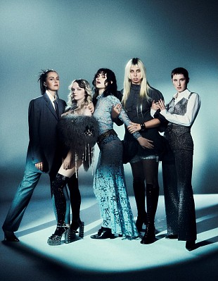 「ザ・ラスト・ディナー・パーティー、新曲「Second Best」で愛する人への葛藤を歌う」