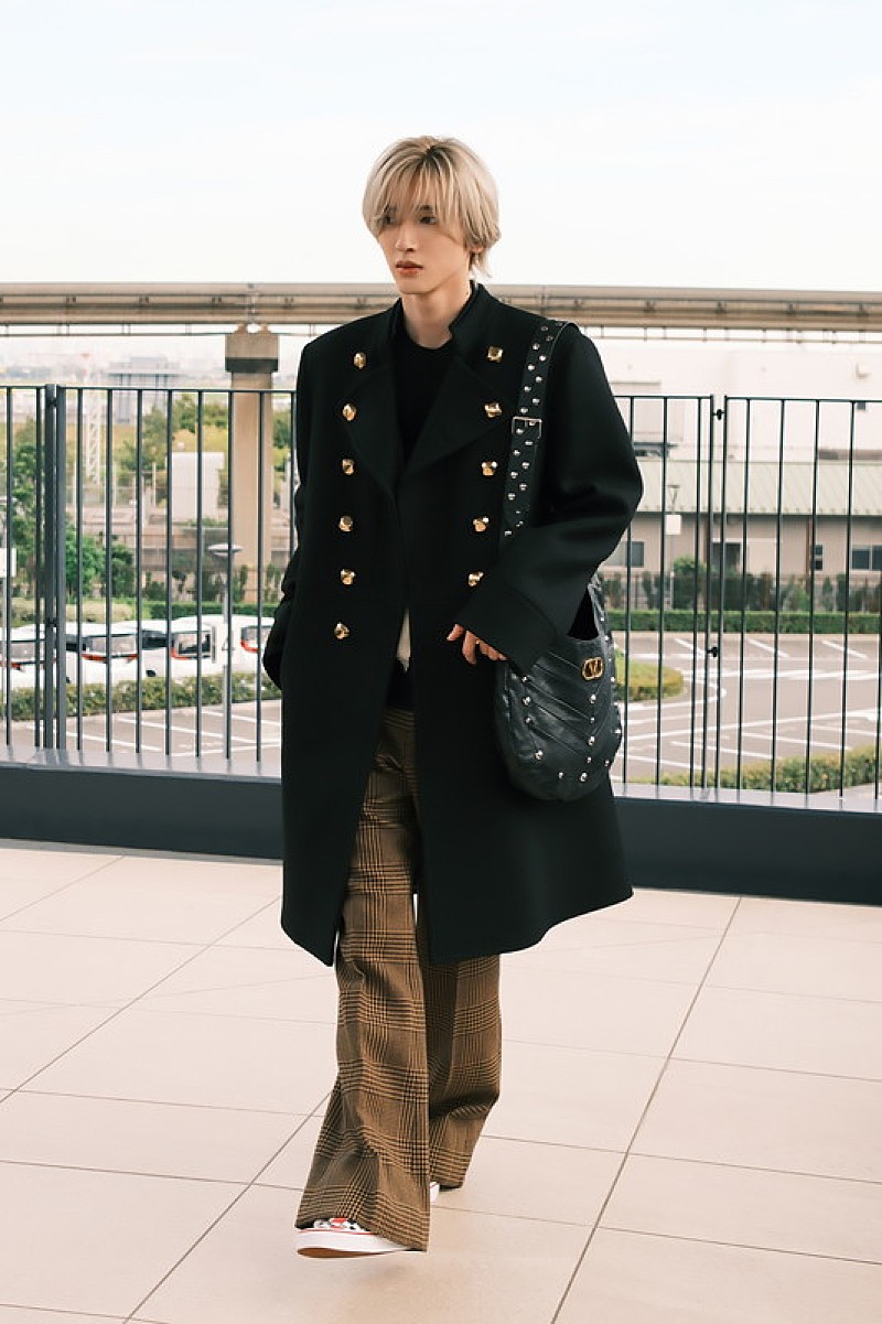 「道枝駿佑(なにわ男子)、ヴァレンティノの最新ルックで空港に」1枚目/2