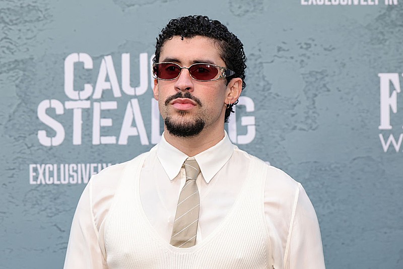 バッド・バニー、2026年【スーパーボウル】ハーフタイム・ショー出演への批判にユーモアで反論 