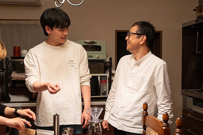 「豆原一成（JO1）がコーヒーを淹れる、市毛良枝とのW主演映画メイキング公開」1枚目/7