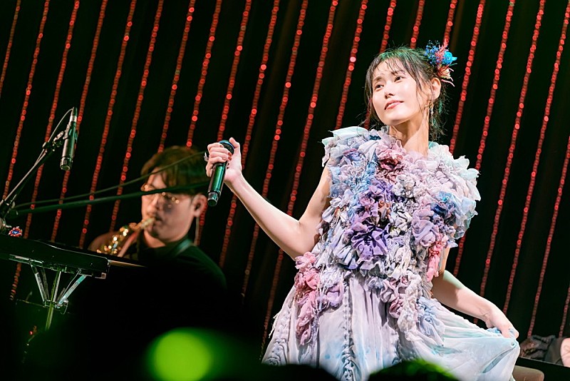 ＜ライブレポート＞聴き手の心を揺らし温める唯一無二の歌声――デビュー10周年を経てさらなる高みを目指す、TRUEの特別なビルボードライブ公演