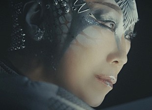 「松任谷由実、ニューAL『Wormhole / Yumi AraI』を象徴する重要なナンバー「DARK MOON」配信＆MV公開」