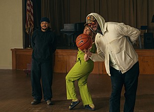 「ボン・イヴェール「Day One (ft. Dijon &amp; Flock of Dimes) 」MV公開、ジェイコブ・エロルディら出演」