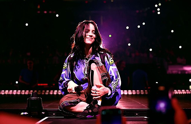 「ビリー・アイリッシュ、米マイアミ公演で自分を守ったファンにプレゼントを贈る」1枚目/1