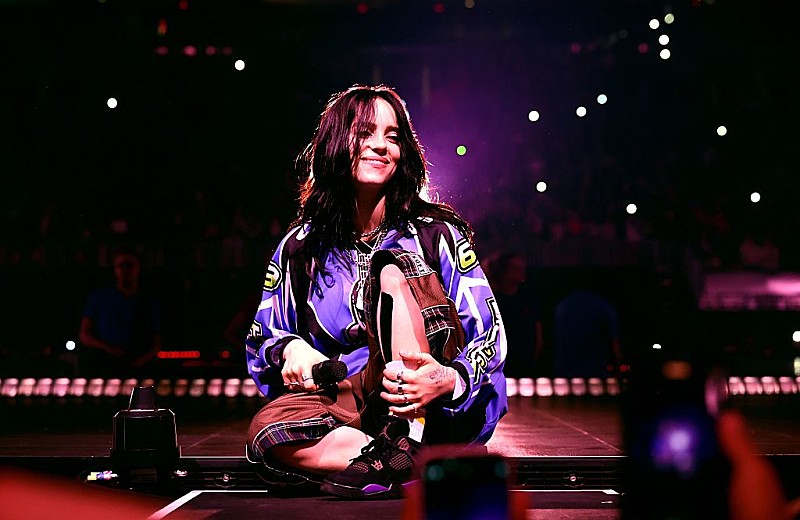 ビリー・アイリッシュ、米マイアミ公演で自分を守ったファンにプレゼントを贈る 