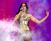 「デュア・リパ、ビリー・ジョー・アームストロングを迎えグリーン・デイ名曲を披露」1枚目/1