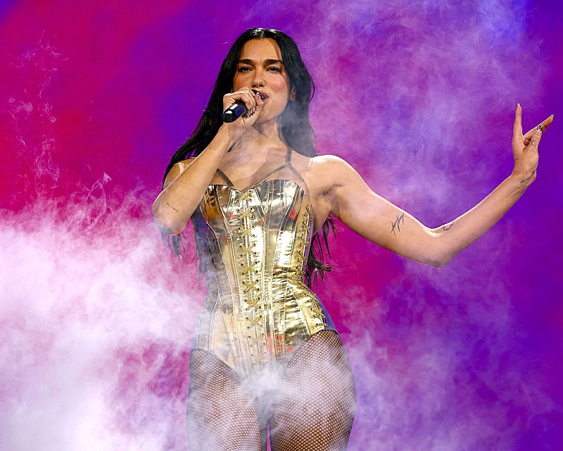 デュア・リパ、ビリー・ジョー・アームストロングを迎えグリーン・デイ名曲を披露 