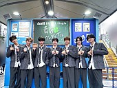 「aoen、爽やかな制服姿で「超青い下駄箱」モニュメントをサプライズ訪問」1枚目/9