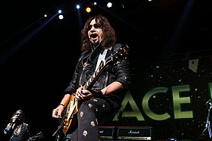 「エース・フレーリーが74歳で死去、KISS共同創設者のギタリスト」