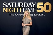 「サブリナ・カーペンター、『SNL』モノローグで『マンズ・ベスト・フレンド』ジャケット騒動に言及」1枚目/1