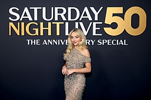 「サブリナ・カーペンター、『SNL』モノローグで『マンズ・ベスト・フレンド』ジャケット騒動に言及」