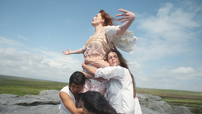 「フローレンス・アンド・ザ・マシーン、神秘的な新曲「Sympathy Magic」のMV公開」1枚目/2