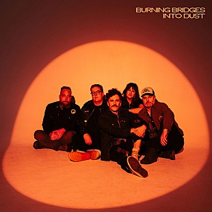 「ザ・ストランベラス、夢を抱き続けることの痛みと美しさを込めたEP『Burning Bridges Into Dust』配信」