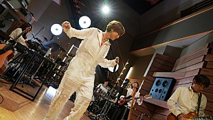 「hitomi、自身初のオンラインライブで新曲「Stand by...」をサプライズ披露＆2026年3月にはリアルライブの開催も決定」