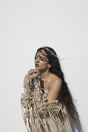 「ロザリアの4thアルバム『ラックス』発売、日本語でも歌唱」