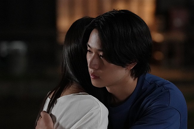 「「ひと夏の共犯者」ラストの月夜のシ－ンに「2人の心が美し過ぎる」 「“巧巳”橋本将生が“眞希”恒松祐里を抱き締める姿が泣けた」」1枚目/1